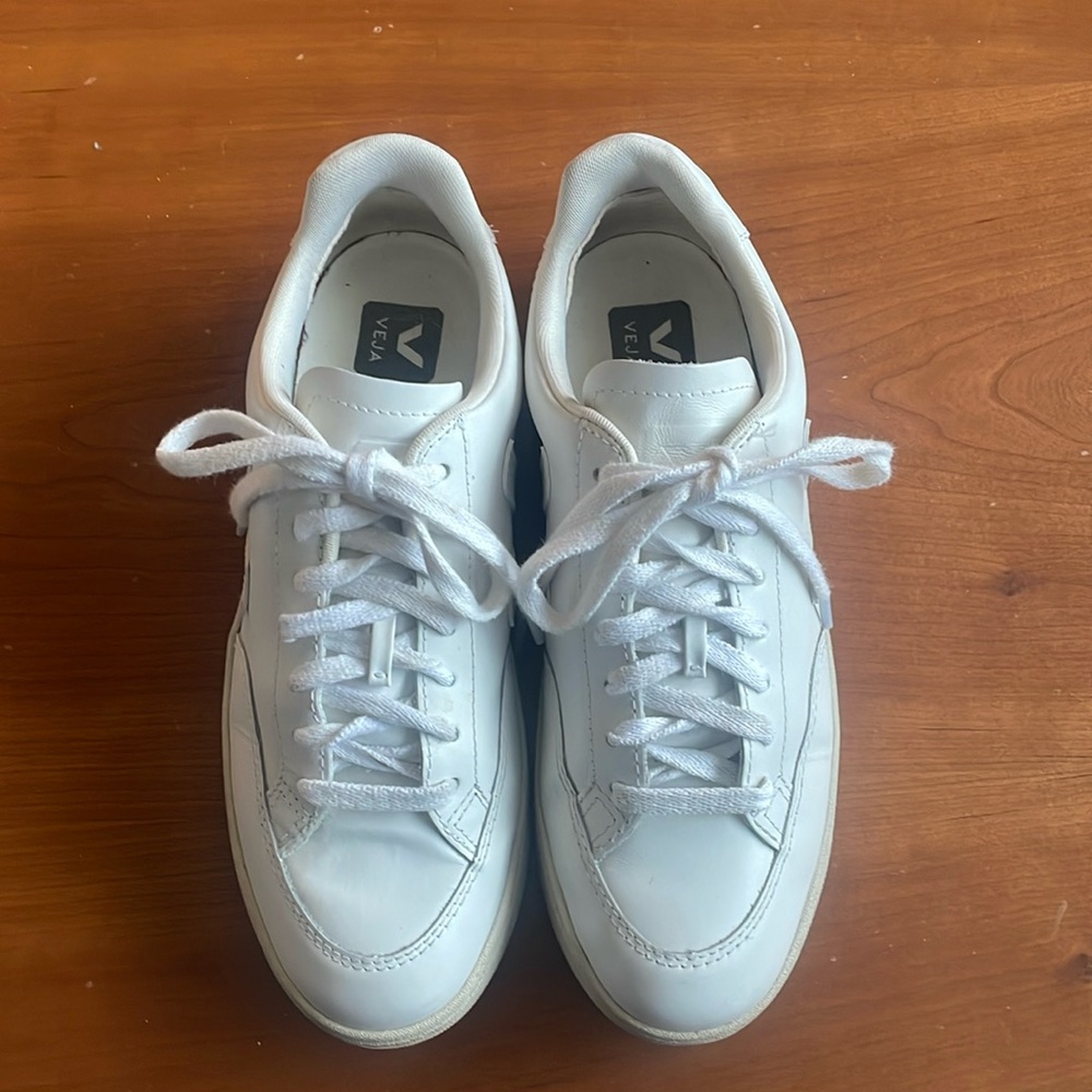 Veja  V-12 White Low-Top Athletic Sneakers women size  8 / 39